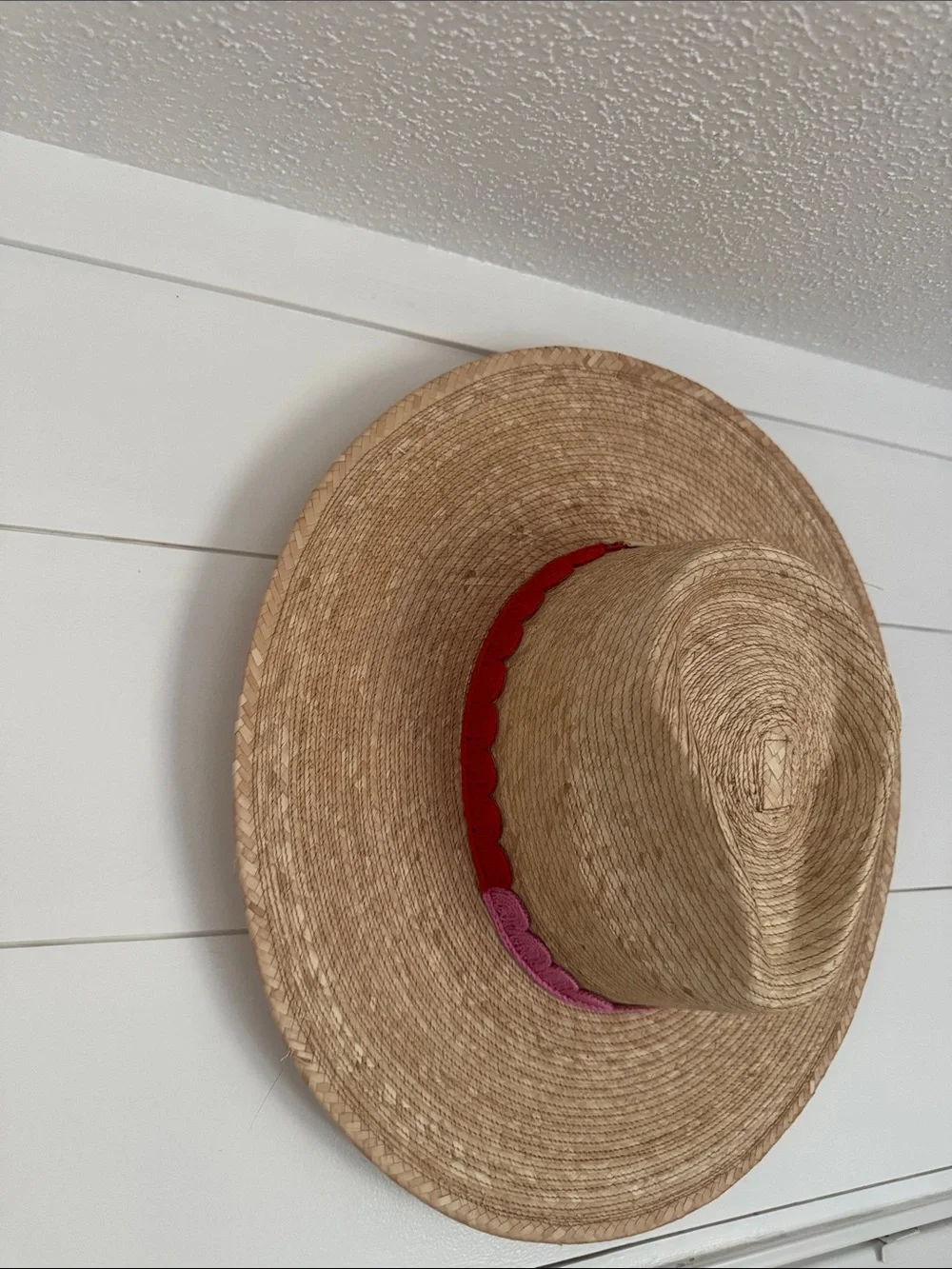 Natural Straw Sun Hat with Red and Pink Scalloped Band  display picture 3